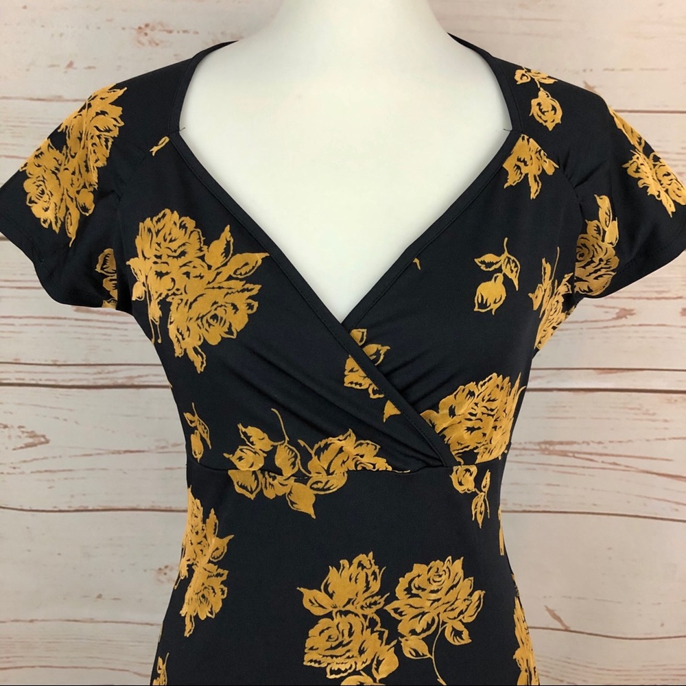 Louie et Lucie Retro Velvet Floral Surplice Dress - Picture 2 of 9